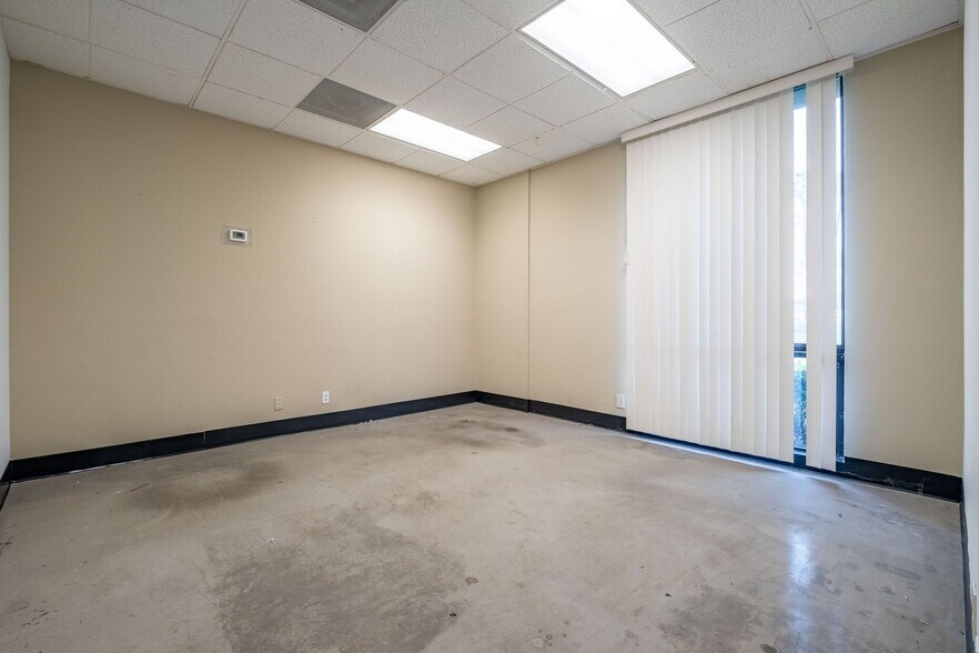 More Photos Of 550 N Golden Circle Dr, Santa Ana Office For Lease