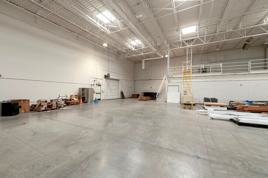 More Photos Of 1551 Corporate Dr, Irving Warehouse For Lease