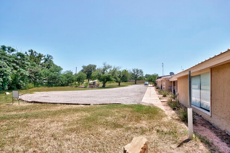 More Photos Of 930 Ranch Road 261, Buchanan Dam Apartments For Sale