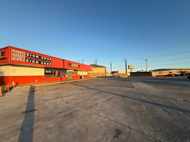 More Photos Of 2214 Leopard St, Corpus Christi Freestanding For Lease