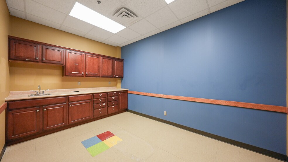 More Photos Of 2265 Bagnell Dam Blvd, Lake Ozark Office For Sale