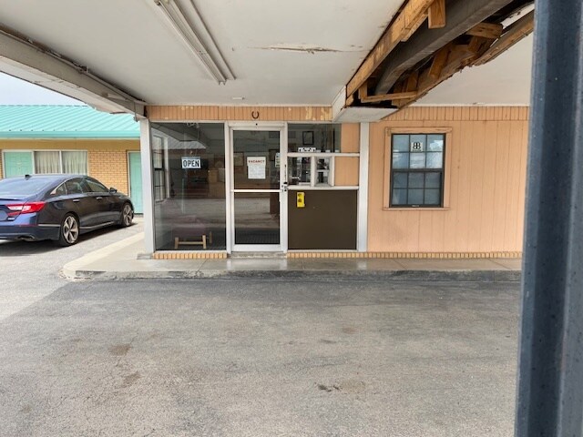 More Photos Of 208 S Ellis St, Menard Hotel For Sale