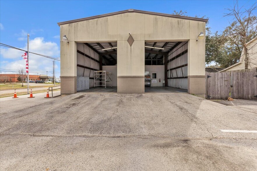 More Photos Of 4610 Center St, Deer Park Light Distribution For Sale