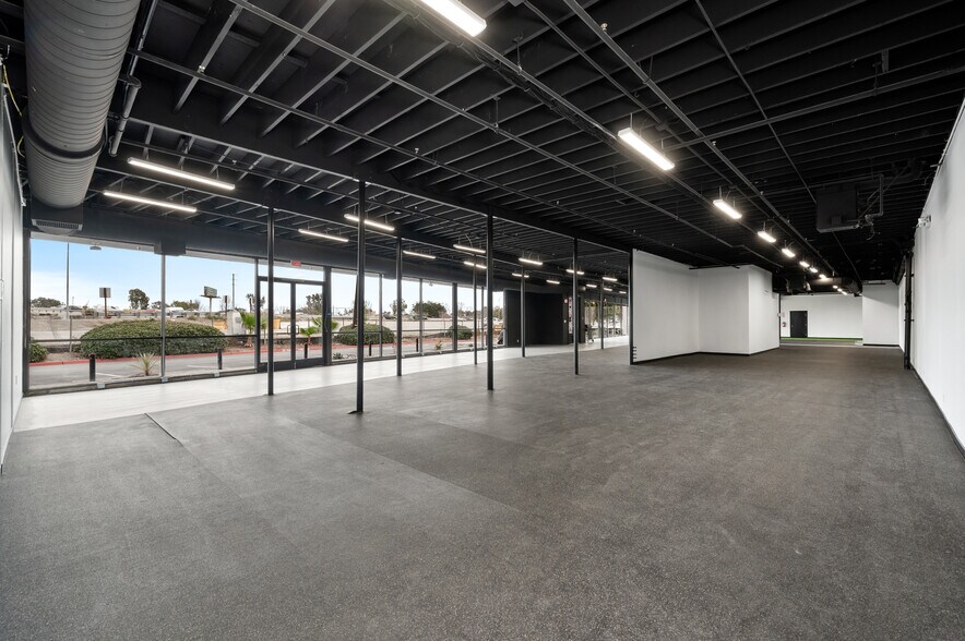 More Photos Of 800 E Dyer Rd, Santa Ana Showroom For Lease