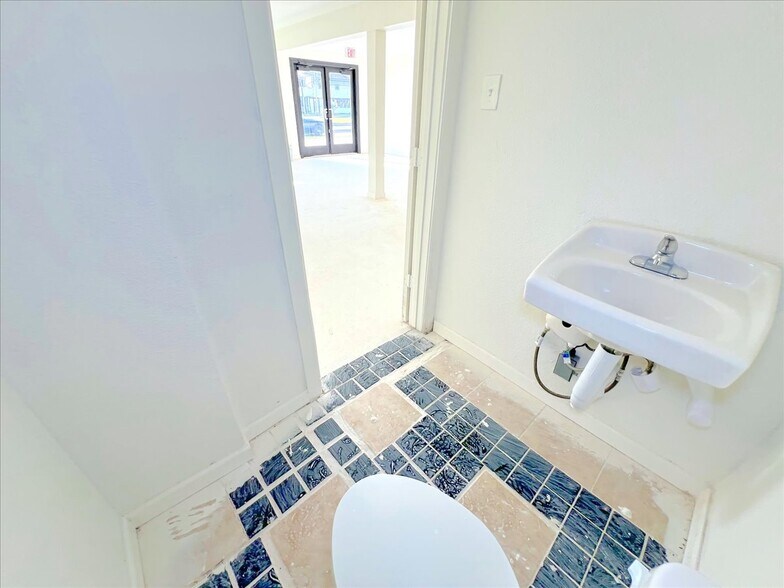 More Photos Of 7704 Irvington Blvd, Houston General Retail For Sale