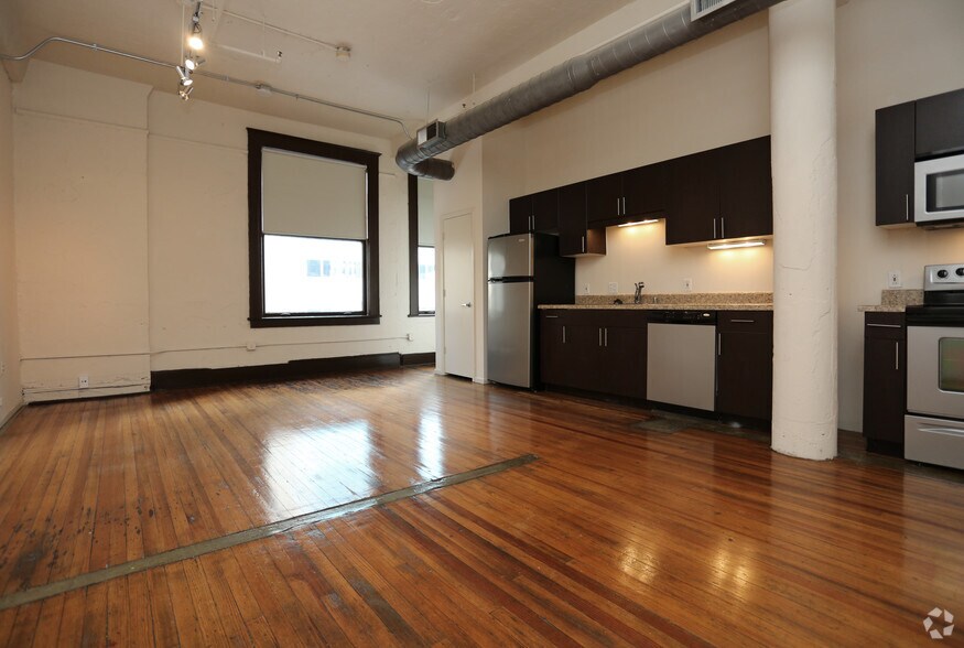 More Photos Of 1623 Main St, Dallas Apartments For Lease