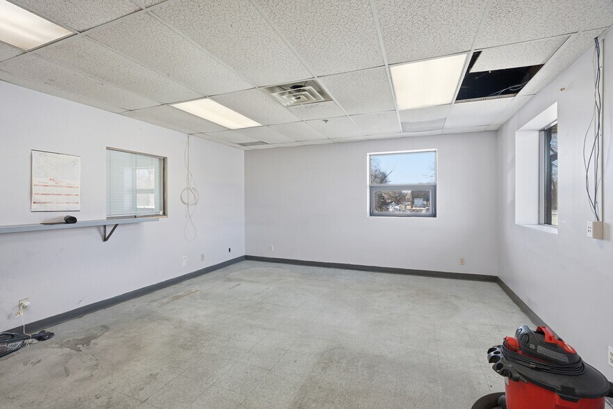 More Photos Of 8201 NE Hickory St, Minneapolis Truck Terminal For Sale