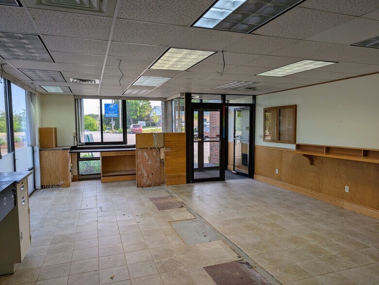 More Photos Of 55 Congress Ave, Bath Freestanding For Lease