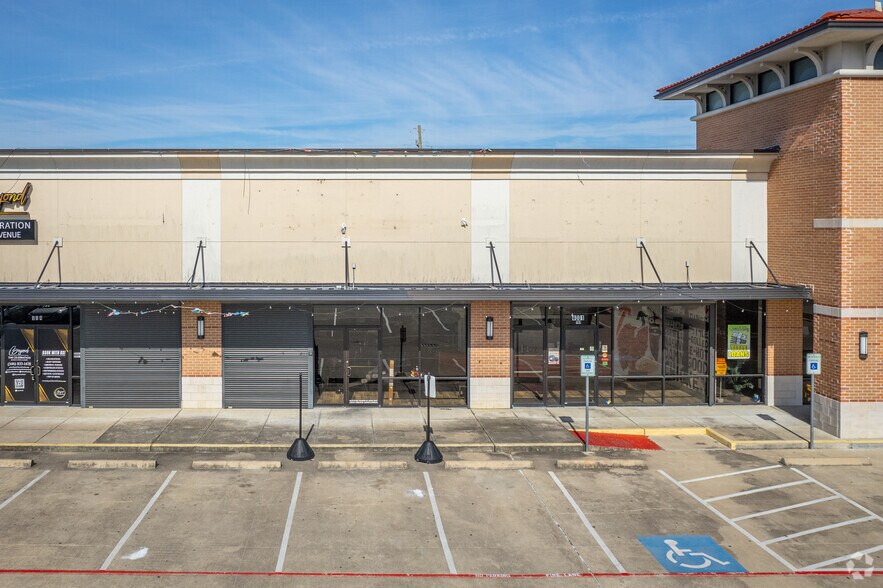 More Photos Of 4001 S Sam Houston Pky, Houston Storefront For Lease