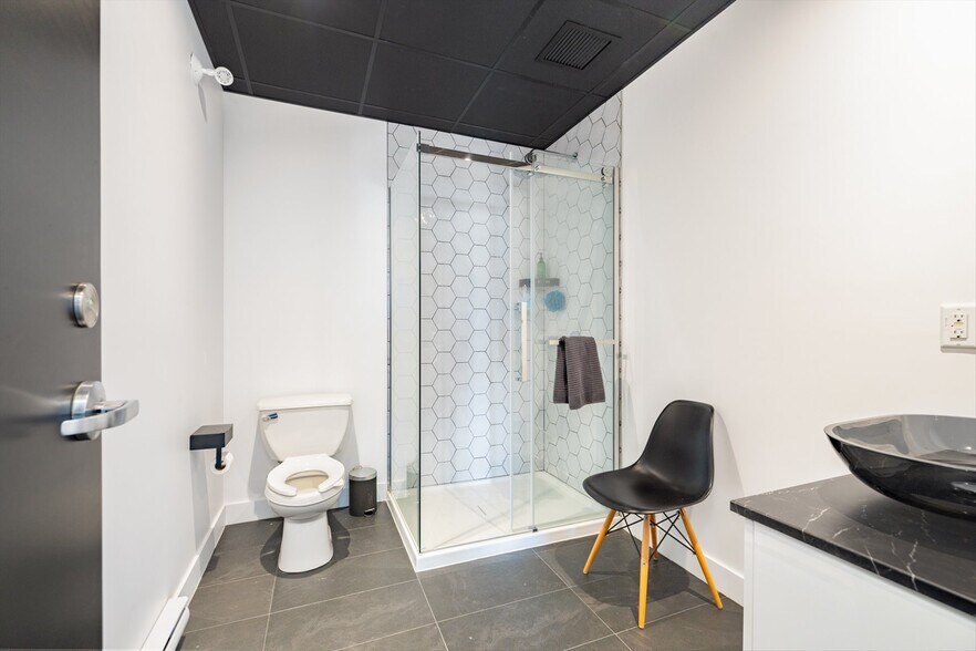 More Photos Of 65 Rue De La Rive Droite, Bromont Storefront Retail Office For Sale