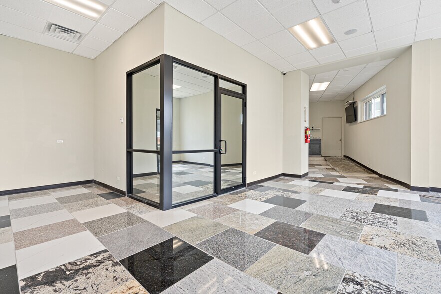 More Photos Of 1628-1630 Rand Rd, Des Plaines Showroom For Sale