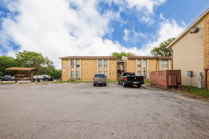 More Photos Of 700 N Medina St, Lockhart Apartments For Sale