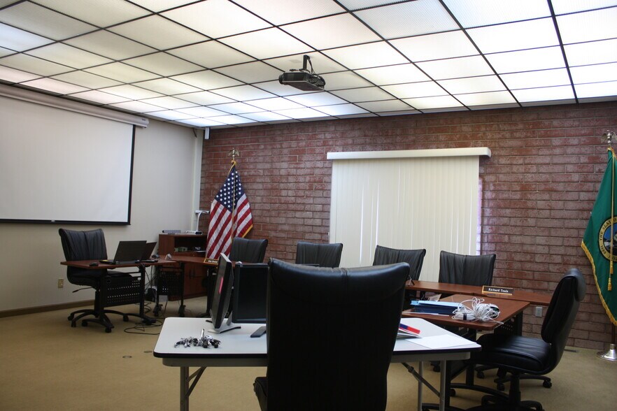 More Photos Of 934 E Wheeler Rd, Moses Lake Showroom For Sale