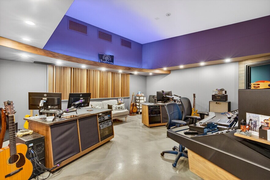 More Photos Of 2500 Emerson Ave S, Saint Petersburg Manufacturing For Sale