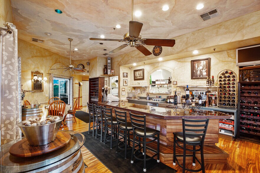 More Photos Of 504 N Cloverdale Blvd, Cloverdale General Retail For Sale