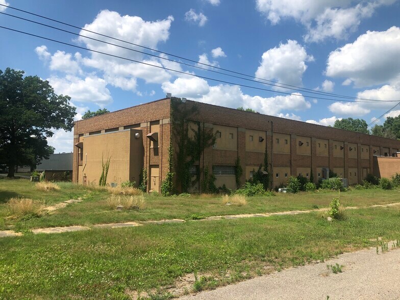 More Photos Of 126 Avenue C, Springfield Manufacturing For Sale