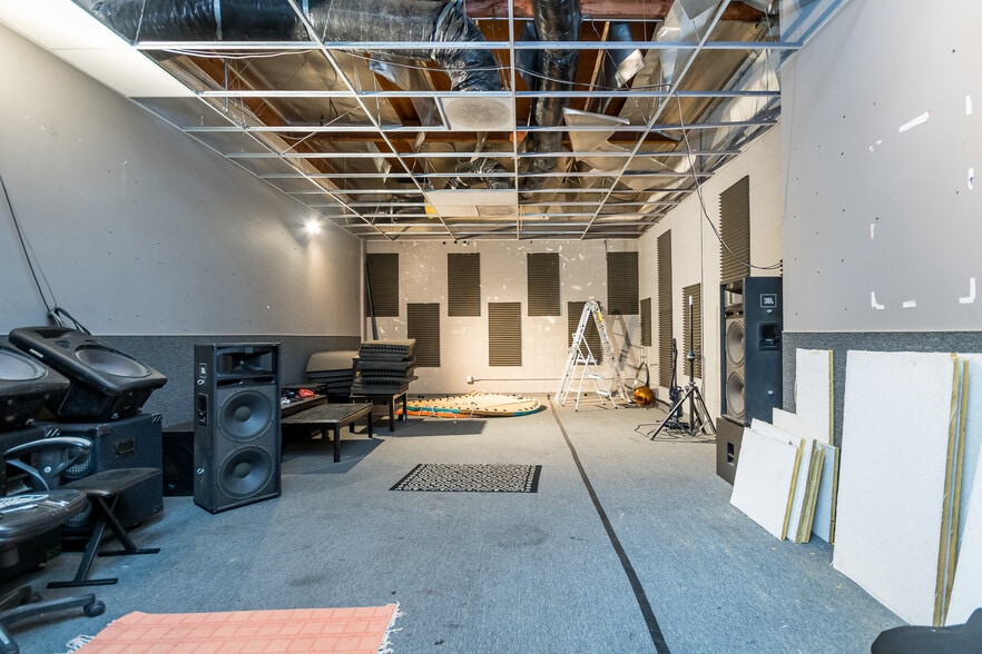 More Photos Of 2720 N Ontario St, Burbank Warehouse For Sale