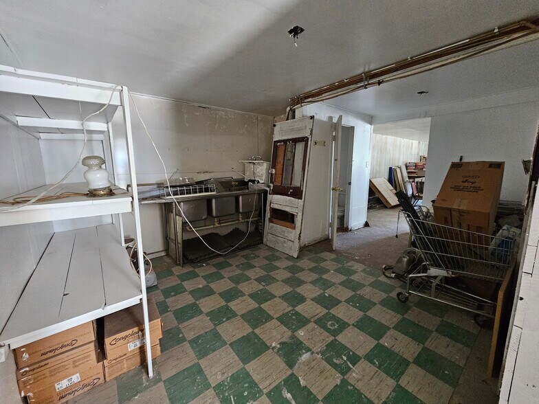 More Photos Of 701 W Oak St, Lamar General Retail For Sale