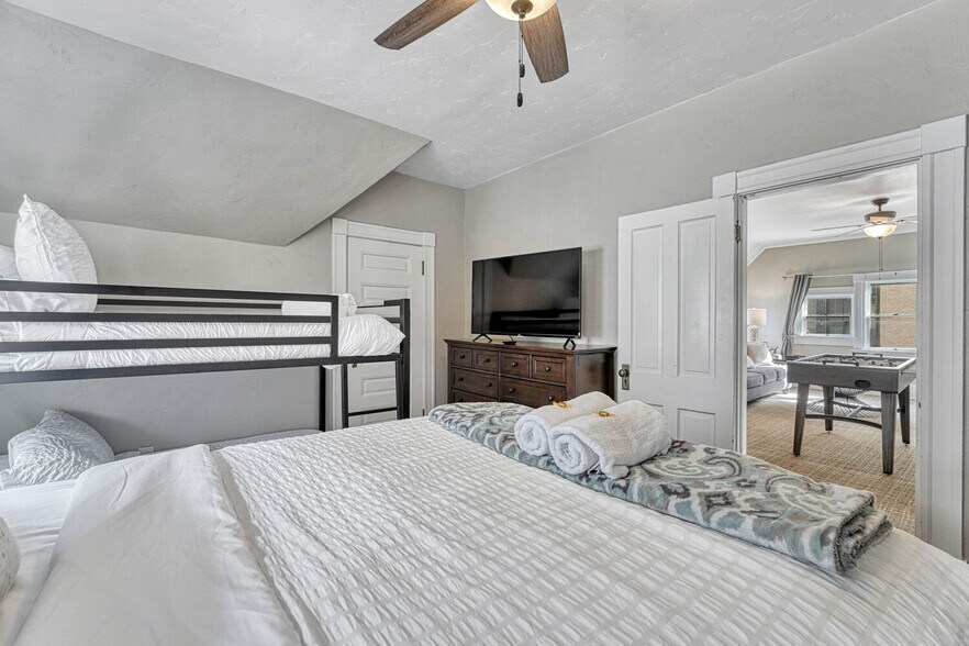More Photos Of 6 Boulder Crescent St, Colorado Springs Hotel For Sale