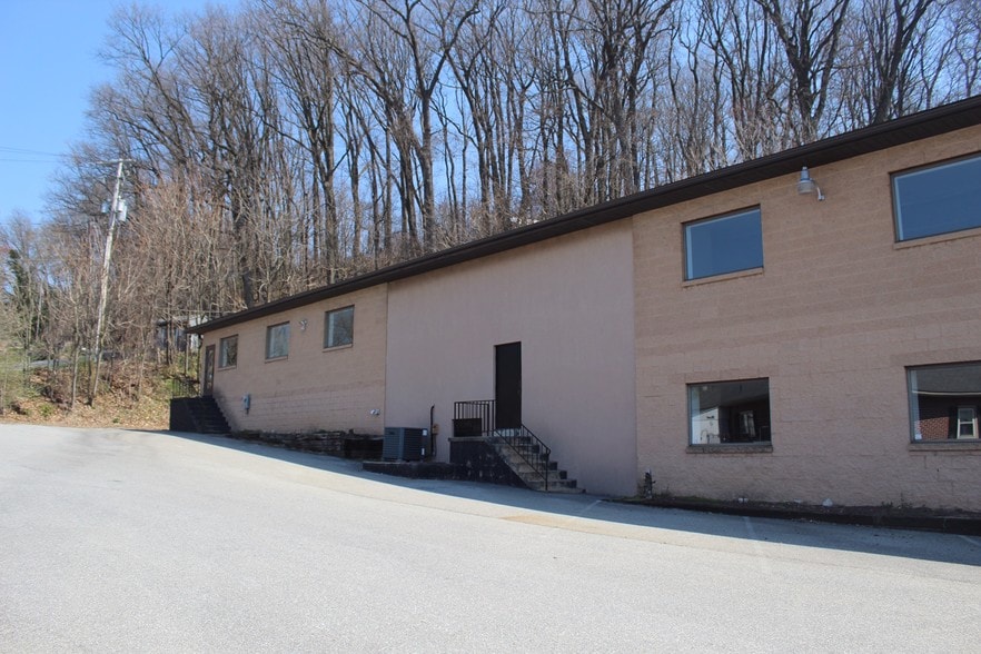 Primary Photo Of 935 Chestnut St, Gap Showroom For Sale