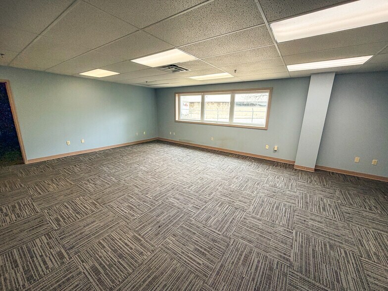 More Photos Of 402 Boyer Cir, Williston Distribution For Lease