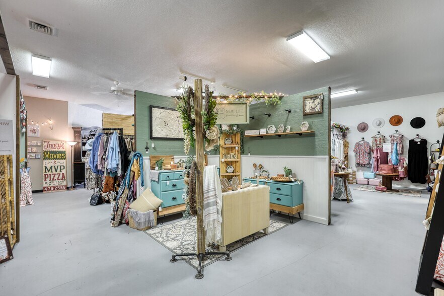 More Photos Of 8637 Oxbow Ln, Neosho Storefront Retail Residential For Sale