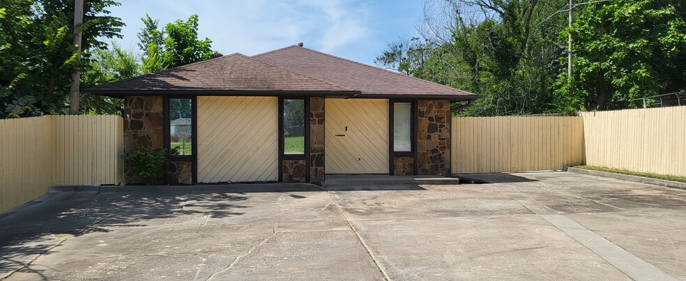 Primary Photo Of 813 E Darrow St, Shawnee Office For Lease