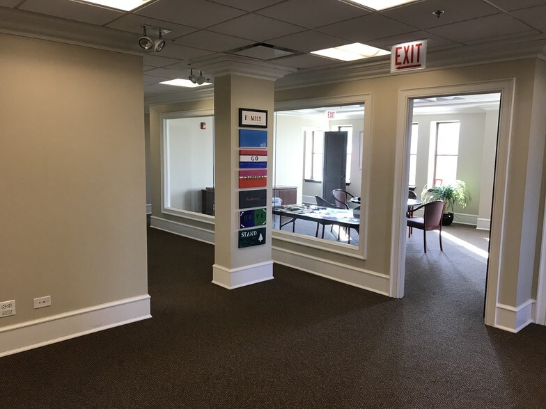 More Photos Of 1 Walker Ave, Clarendon Hills Office For Lease