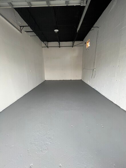 More Photos Of 548 NE 42nd St, Oakland Park Warehouse For Lease
