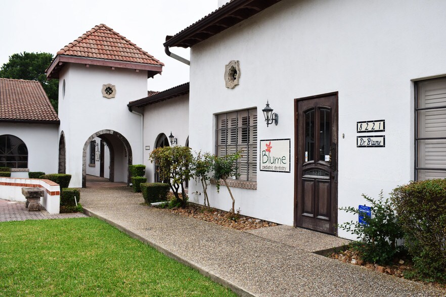 More Photos Of 8201-8255 Fredericksburg Rd, San Antonio Medical For Sale