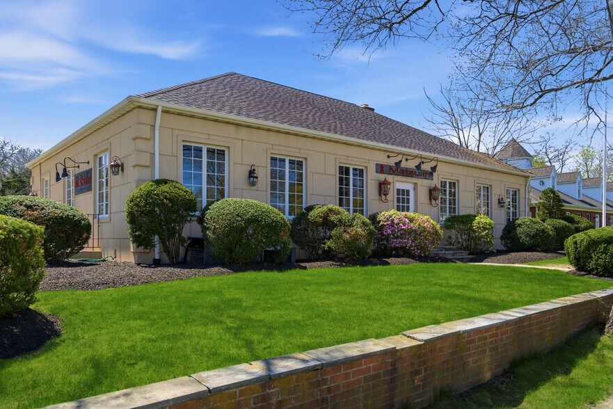 Primary Photo Of 131 W Montauk Hwy, Hampton Bays Restaurant For Sale