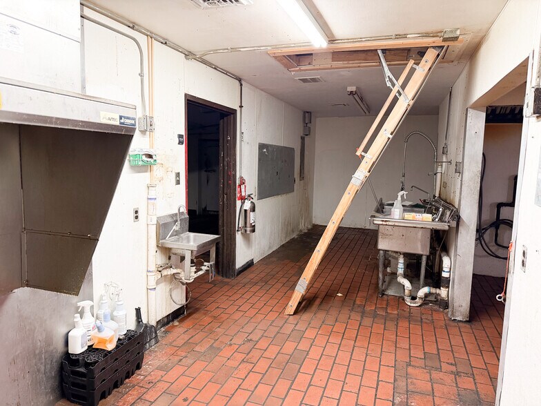 More Photos Of 2131 E 8th St, Odessa General Retail For Sale