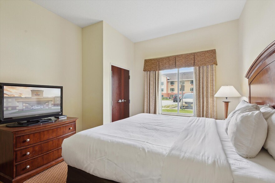 More Photos Of 2750 Fortune Cir W, Indianapolis Hotel For Sale