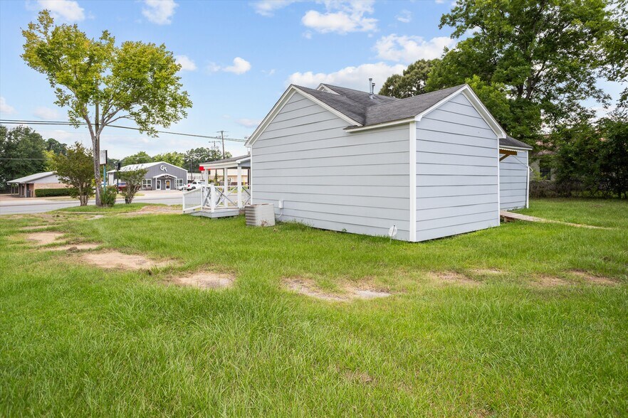 More Photos Of 1009 E Denman Ave, Lufkin General Retail For Sale