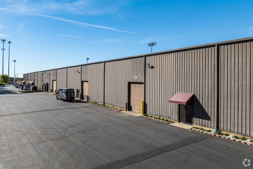 More Photos Of 8550 Ridgefield Rd, Crystal Lake Warehouse For Lease