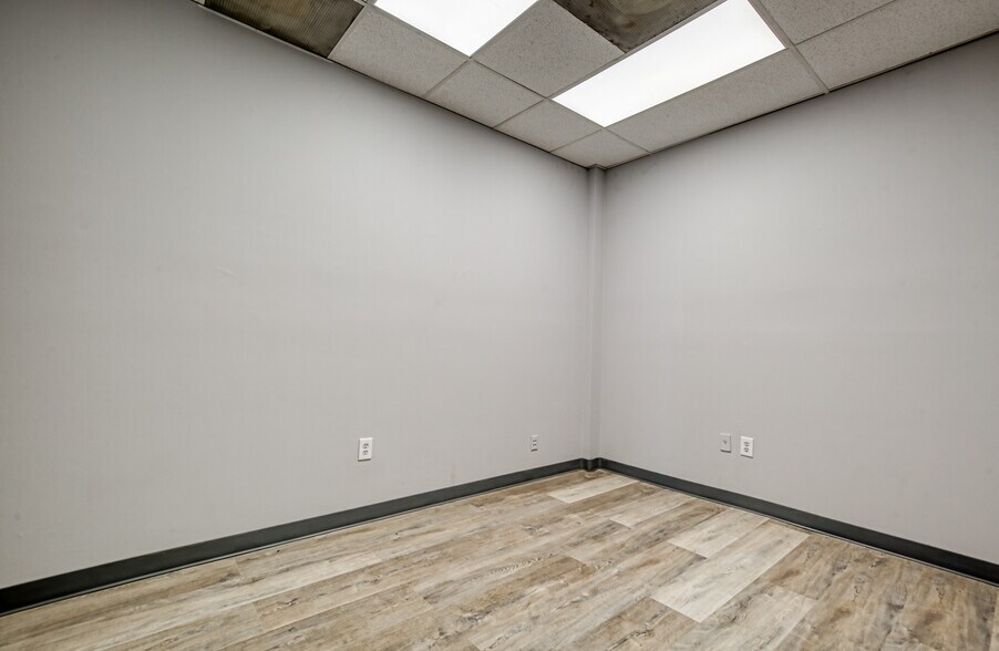 More Photos Of 6501 Arlington Expy, Jacksonville Office Residential For Lease