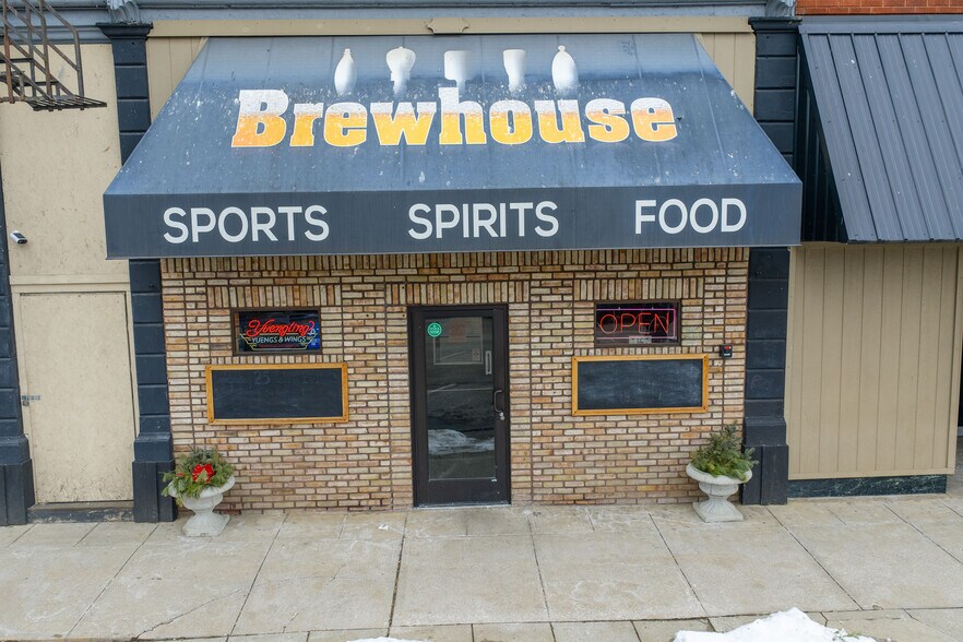 More Photos Of 127 S Broadway St, New Philadelphia Storefront Retail Office For Sale