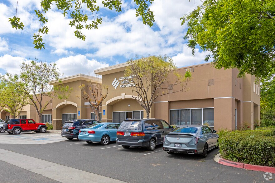 More Photos Of 2101 Herndon Ave, Clovis Unknown For Lease