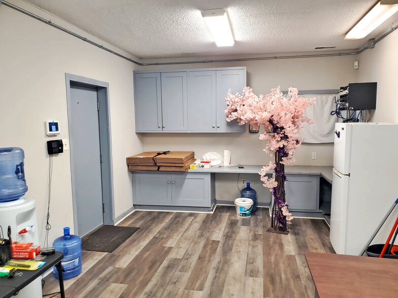 More Photos Of 3210 Wilson St, Wilmington Warehouse For Lease