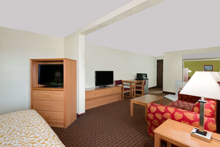 More Photos Of 3040 5th Ave S, Fort Dodge Hotel For Sale