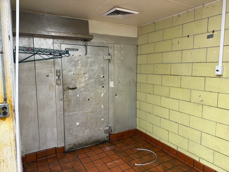 More Photos Of 1801 N Market St, Sparta Restaurant For Lease