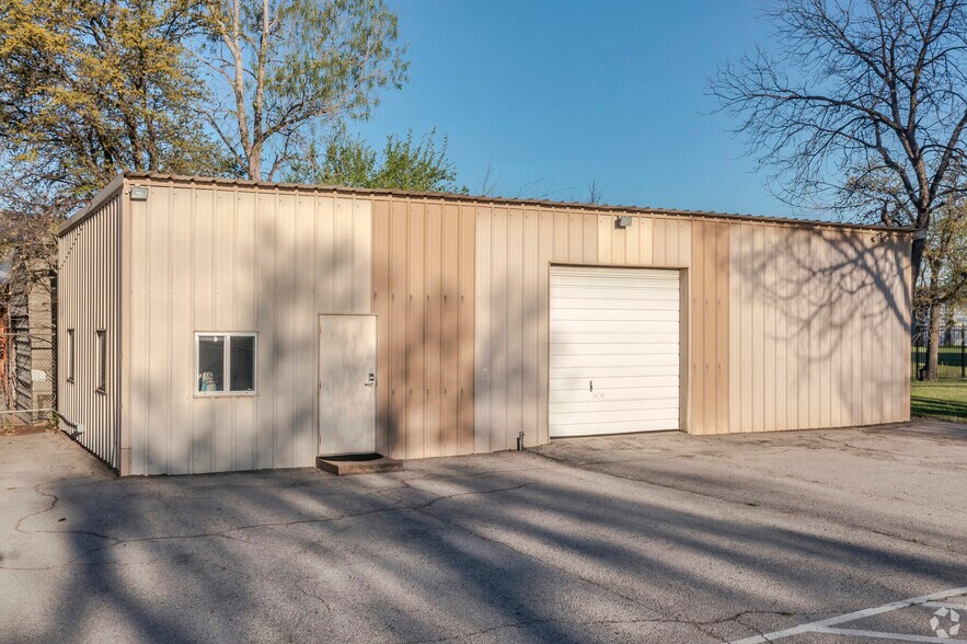 More Photos Of 11117 Shady Trl, Dallas Office For Sale