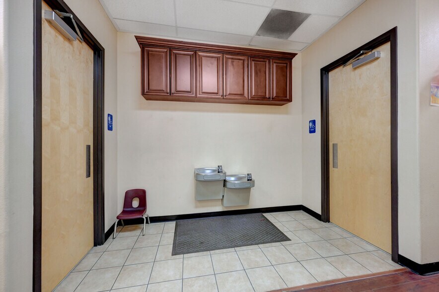 More Photos Of 6284 Spring Mountain Rd, Las Vegas Office For Sale