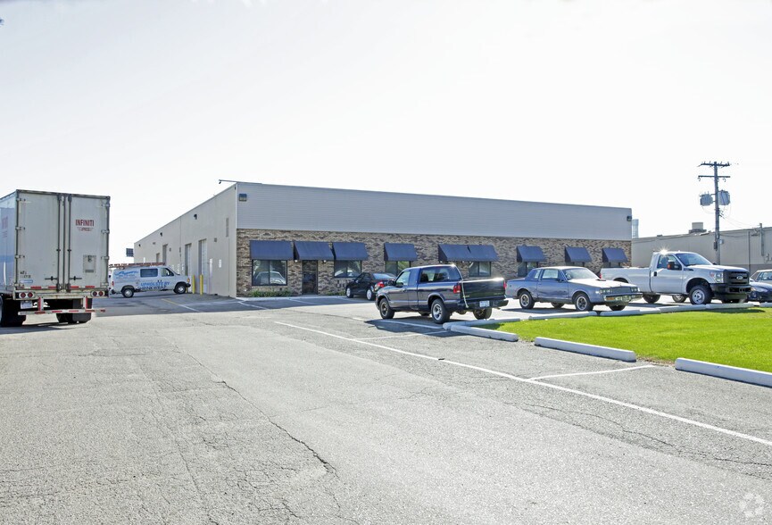 More Photos Of 27270-27300 Gloede Dr, Warren Warehouse For Lease