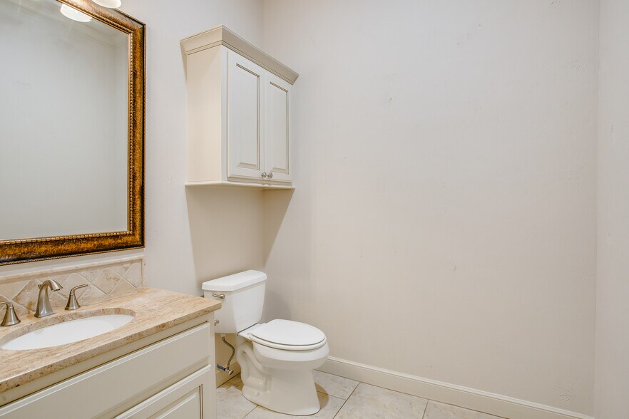 More Photos Of 5760 40th St, Lubbock Office For Lease