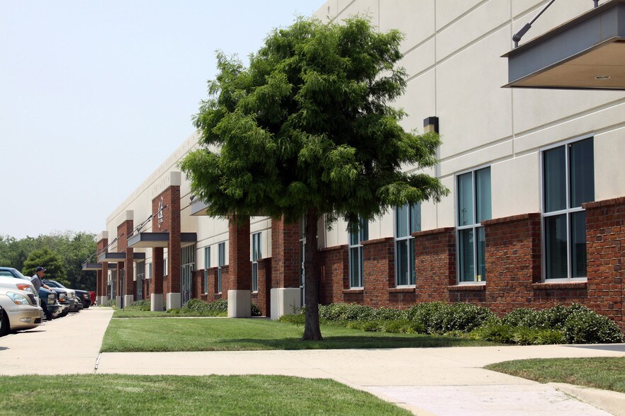 More Photos Of 1861 Valley View Ln, Farmers Branch Showroom For Lease