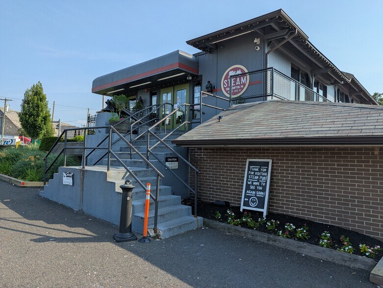 More Photos Of 606 2nd St, Southampton Storefront Retail Office For Lease