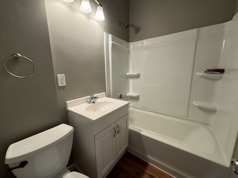 More Photos Of 112 NW 2nd Ave, Mandan Storefront Retail Residential For Lease