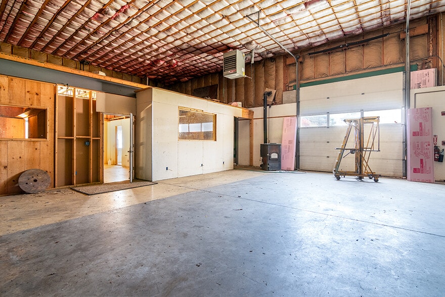 More Photos Of 102 Dean Knauss Dr, Narragansett Warehouse For Lease