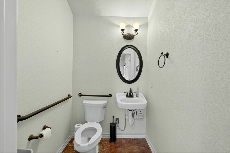 More Photos Of 920 E Blanco Rd, Boerne Office For Lease